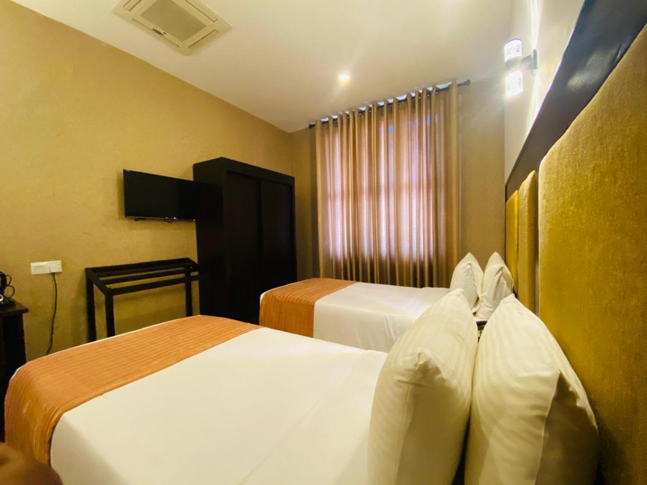 The Full Moon Hotel Katunayaka Esterno foto